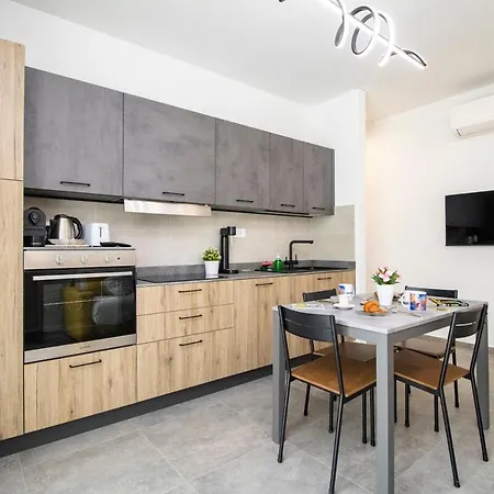 100 Meters From The Sea, Ac, Private Parking And Wi-fi * Civitanova Marche